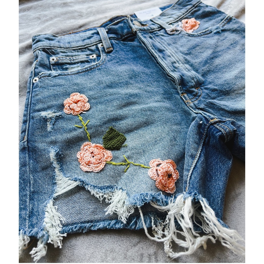 Lucky 5" High Rise Flower Crocheted Midi Short